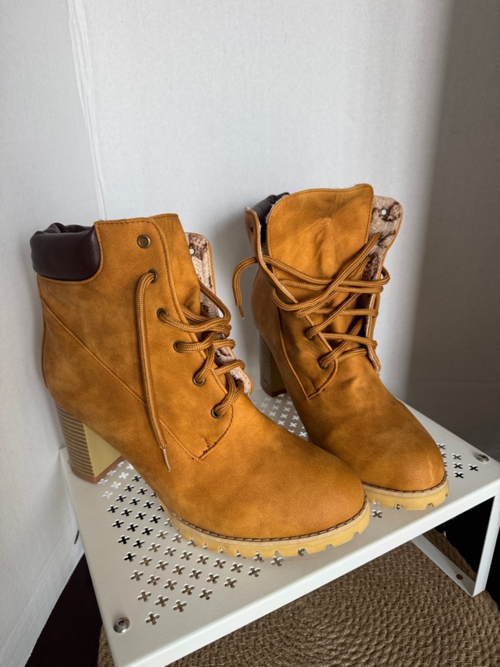 Women's Tan Lace-Up Block High 3” Heel Ankle Faux Suede Boots Size 9 - Picture 2 of 6
